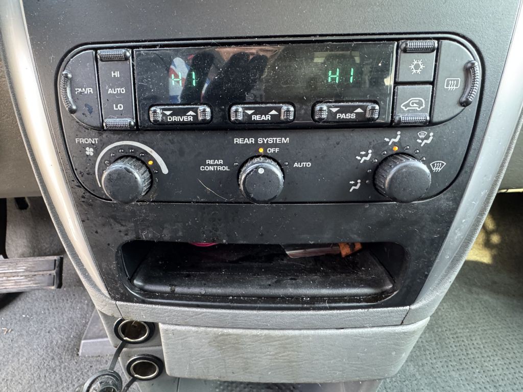 2005 Chrysler Town & Country Image 21