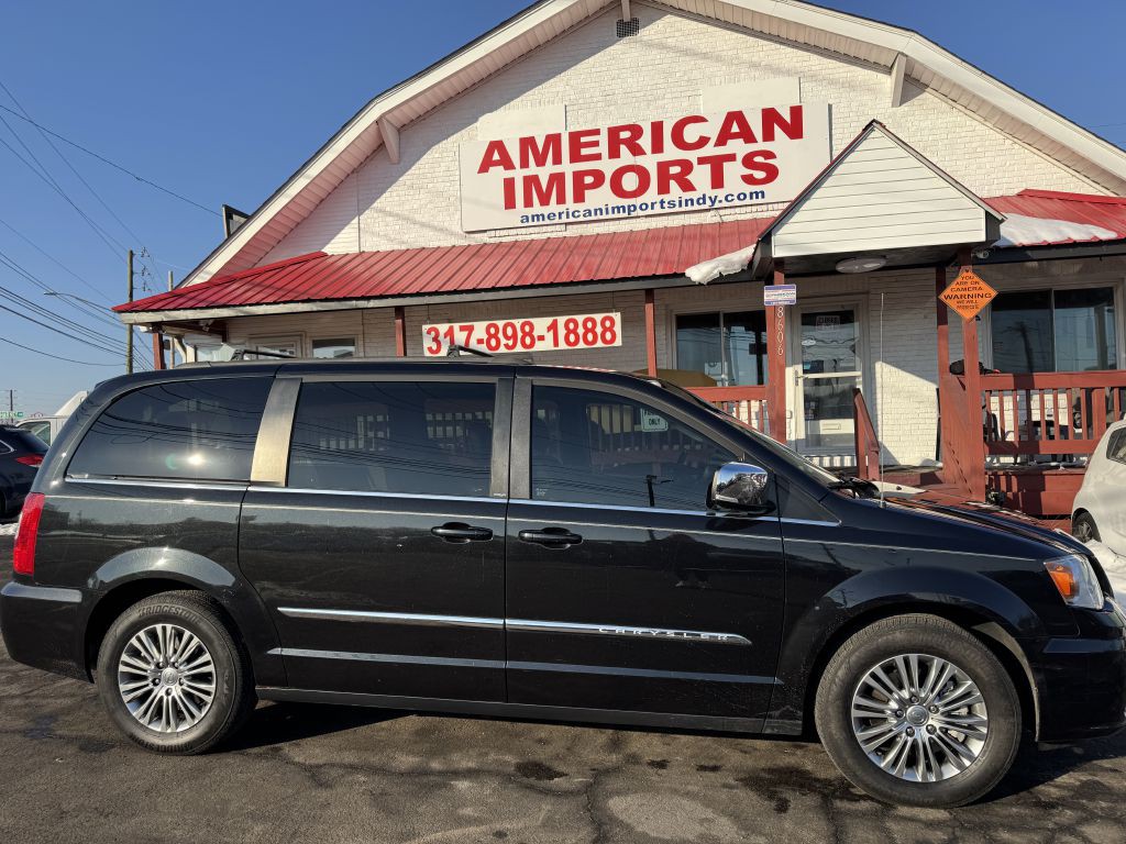 2014 Chrysler Town & Country Image 1