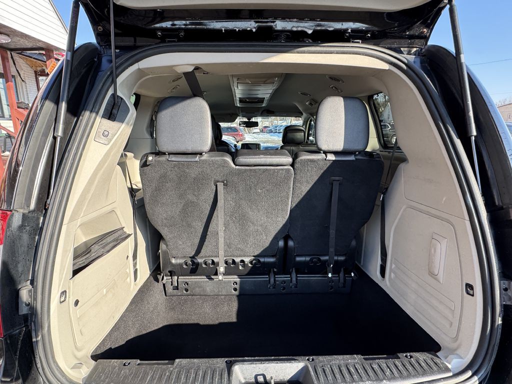 2014 Chrysler Town & Country Image 5