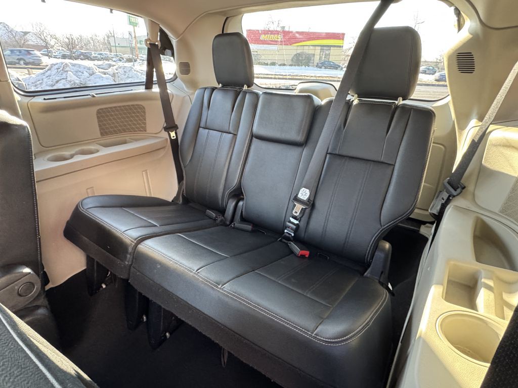 2014 Chrysler Town & Country Image 6