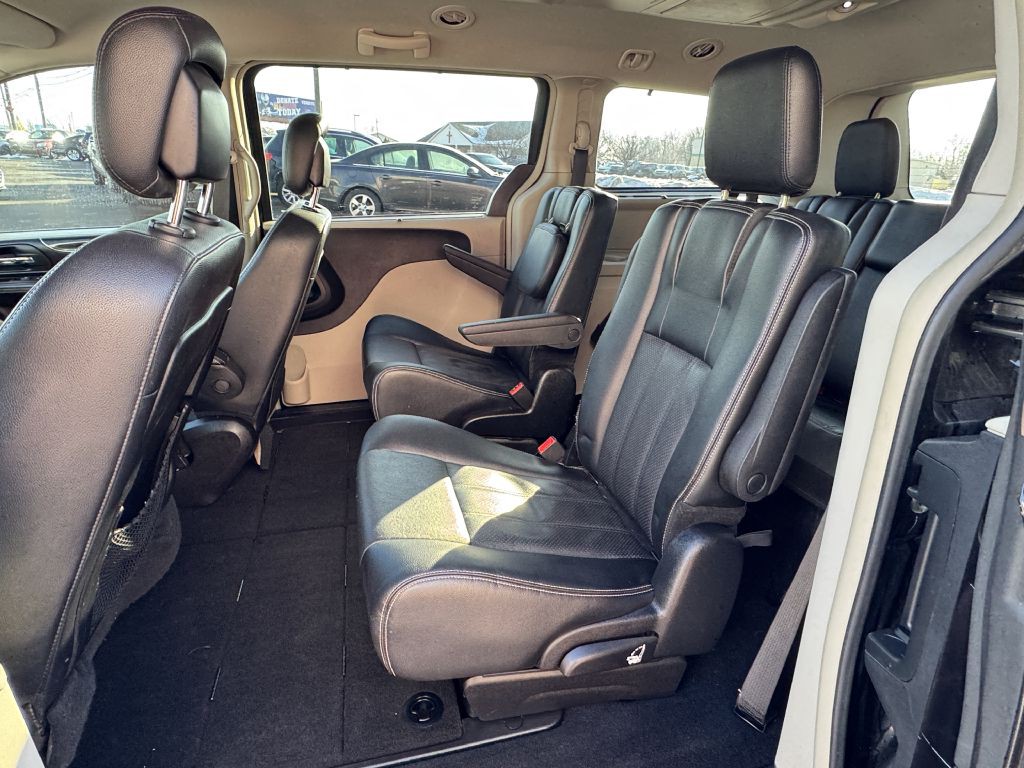 2014 Chrysler Town & Country Image 7