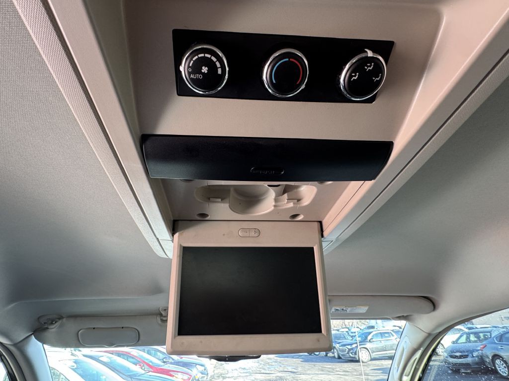 2014 Chrysler Town & Country Image 8