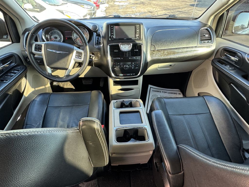 2014 Chrysler Town & Country Image 10