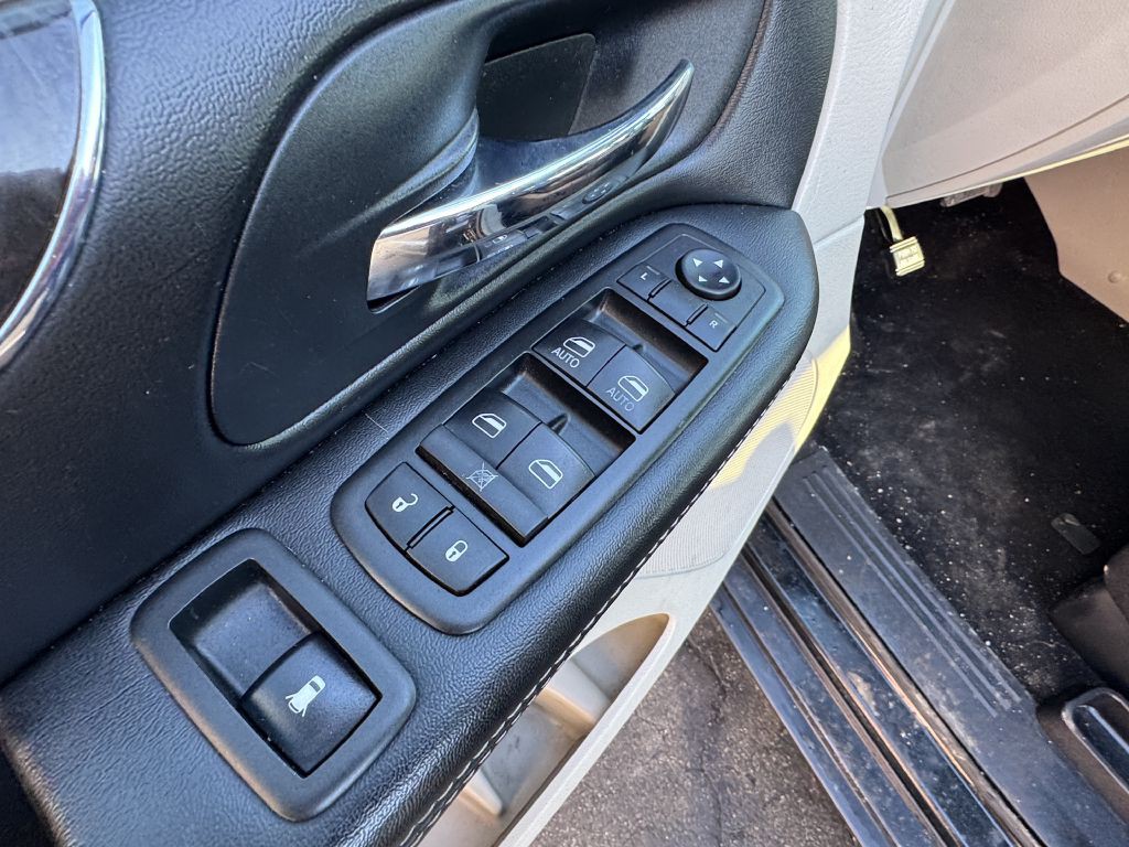 2014 Chrysler Town & Country Image 11