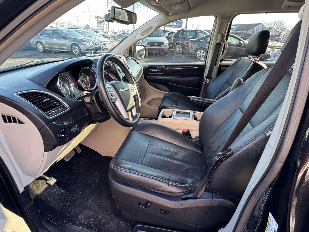 2014 Chrysler Town & Country Image 12