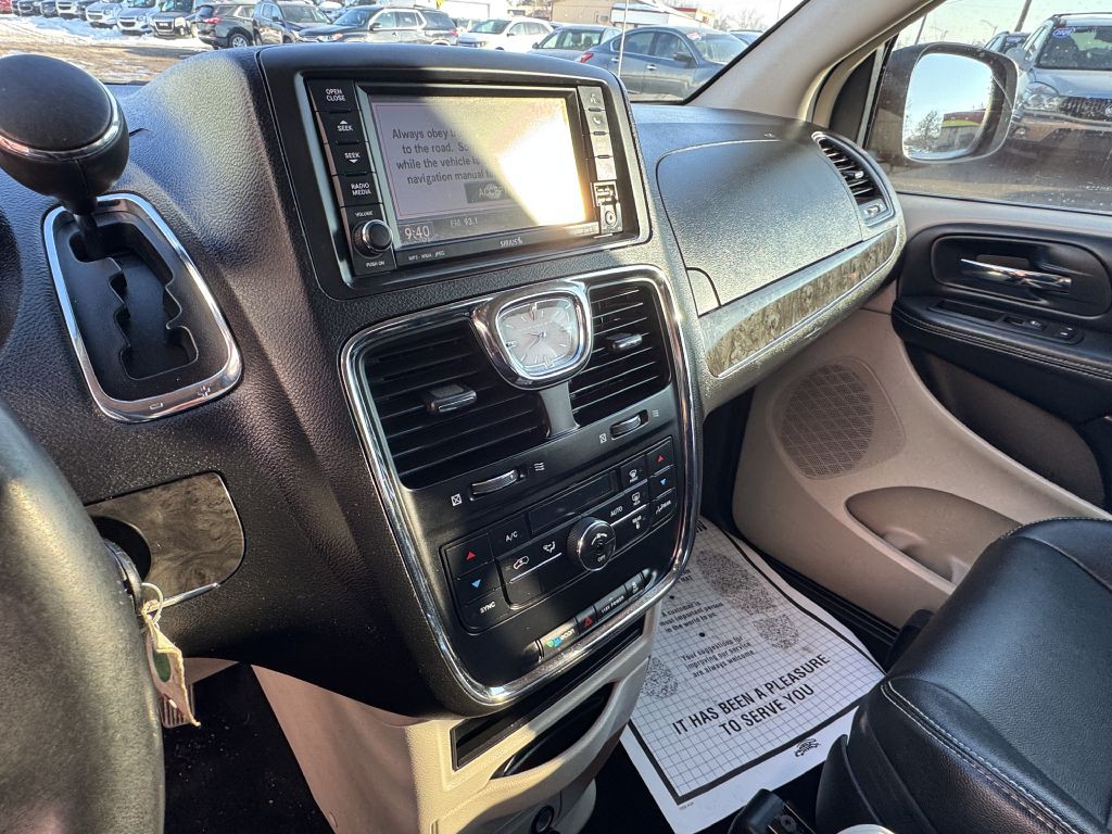 2014 Chrysler Town & Country Image 14