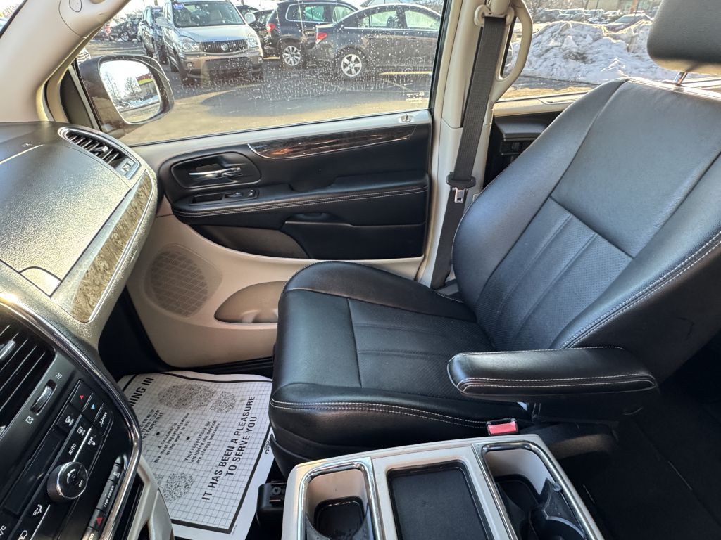 2014 Chrysler Town & Country Image 15