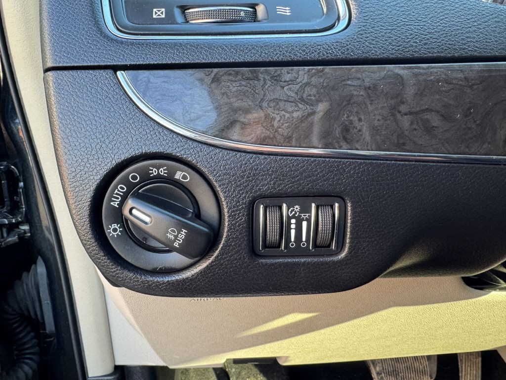 2014 Chrysler Town & Country Image 17