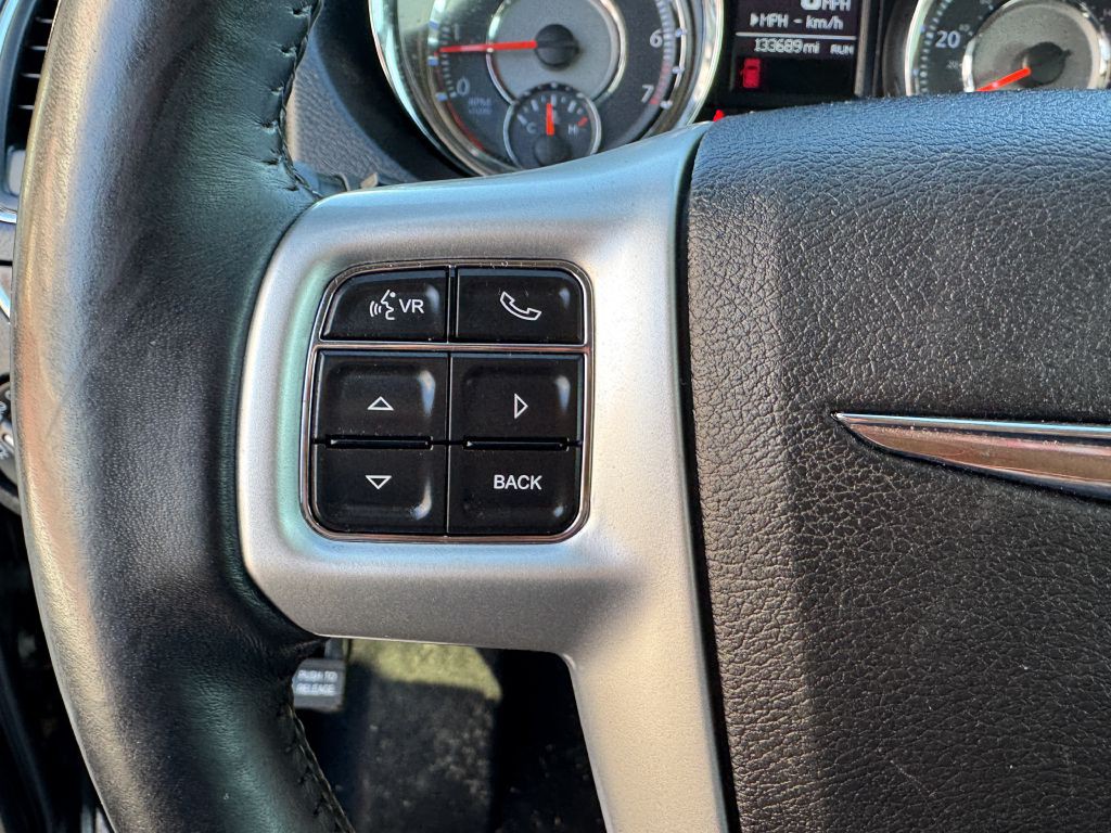 2014 Chrysler Town & Country Image 18