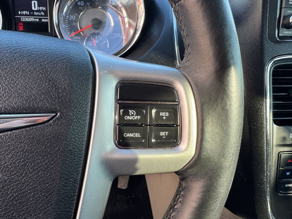 2014 Chrysler Town & Country Image 19