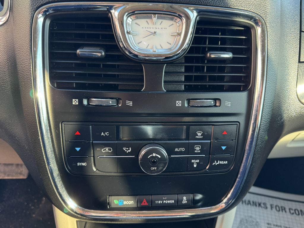 2014 Chrysler Town & Country Image 21