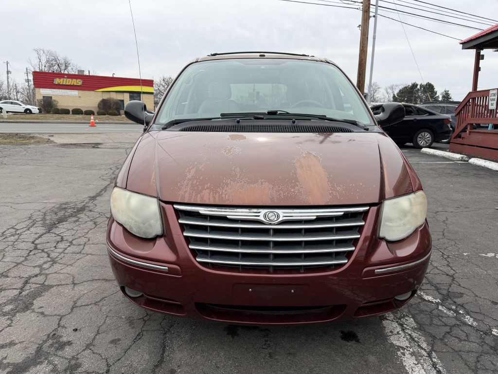 2007 Chrysler Town & Country Image 2