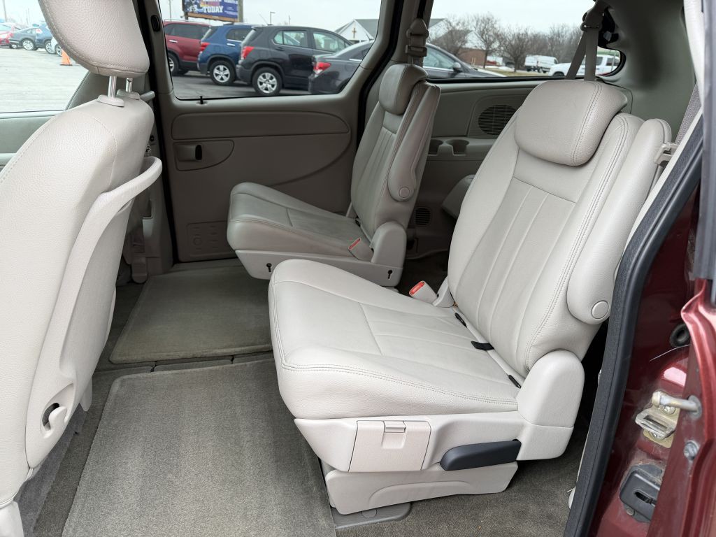 2007 Chrysler Town & Country Image 7