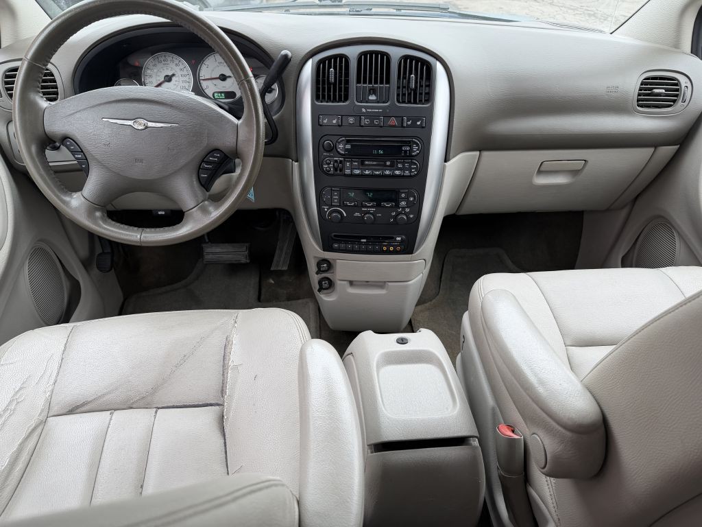 2007 Chrysler Town & Country Image 9