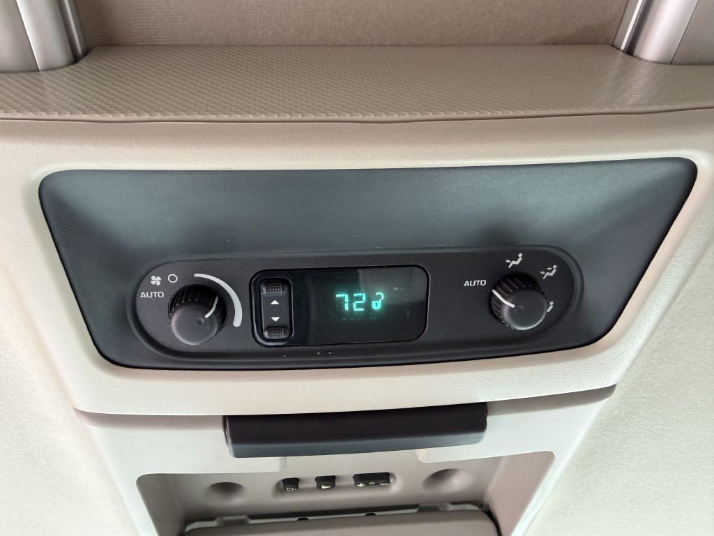 2007 Chrysler Town & Country Image 10