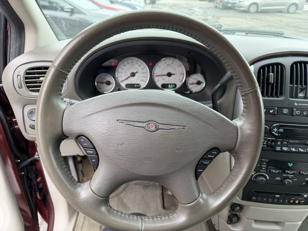 2007 Chrysler Town & Country Image 14