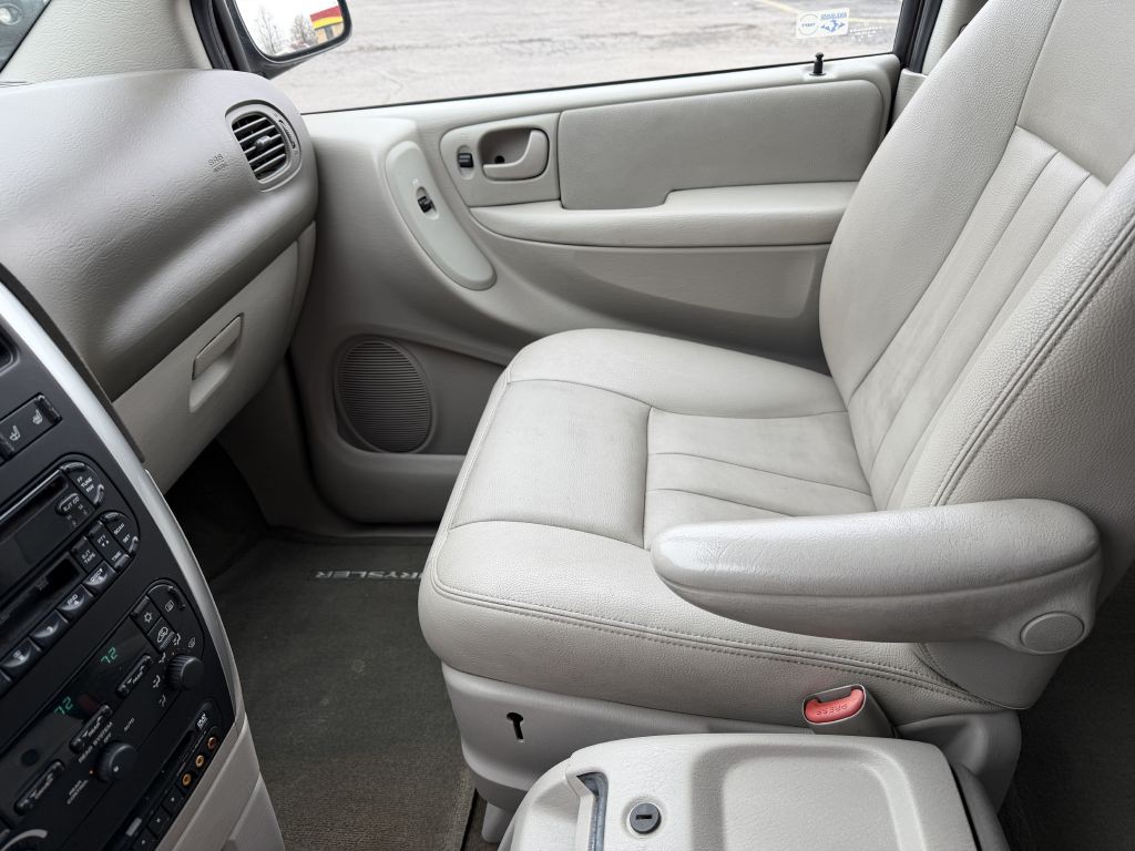 2007 Chrysler Town & Country Image 16
