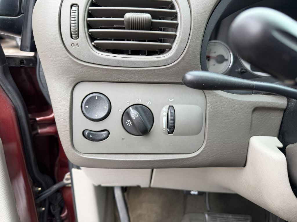 2007 Chrysler Town & Country Image 17