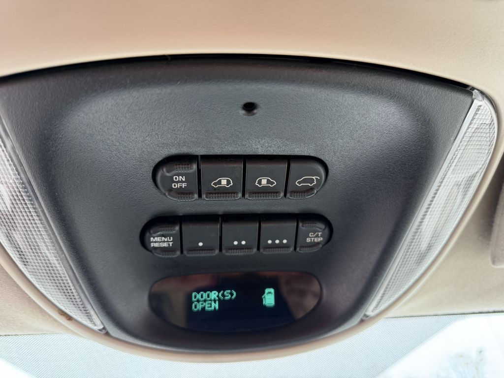 2007 Chrysler Town & Country Image 24