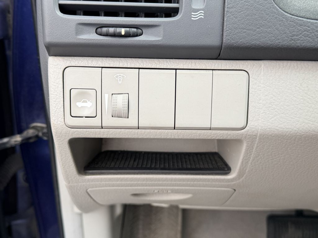 2005 Kia Spectra Image 12