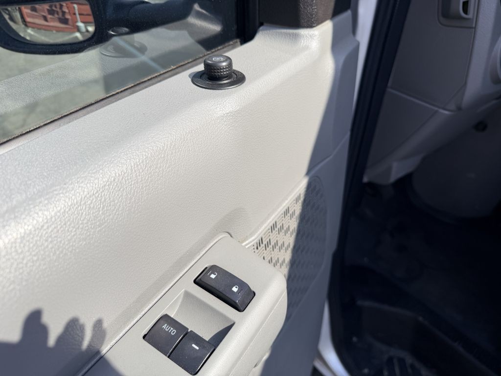 2011 Ford E-series Image 10