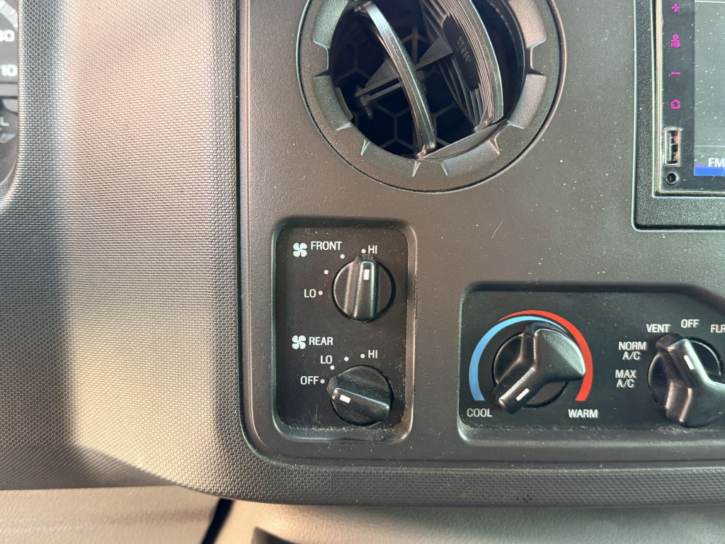 2011 Ford E-series Image 14