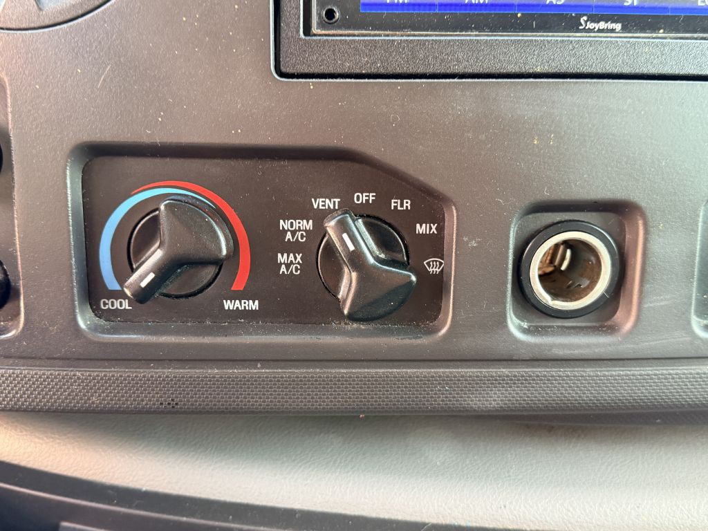 2011 Ford E-series Image 16