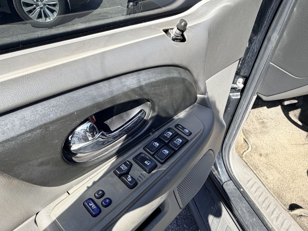 2004 GMC Envoy Image 10