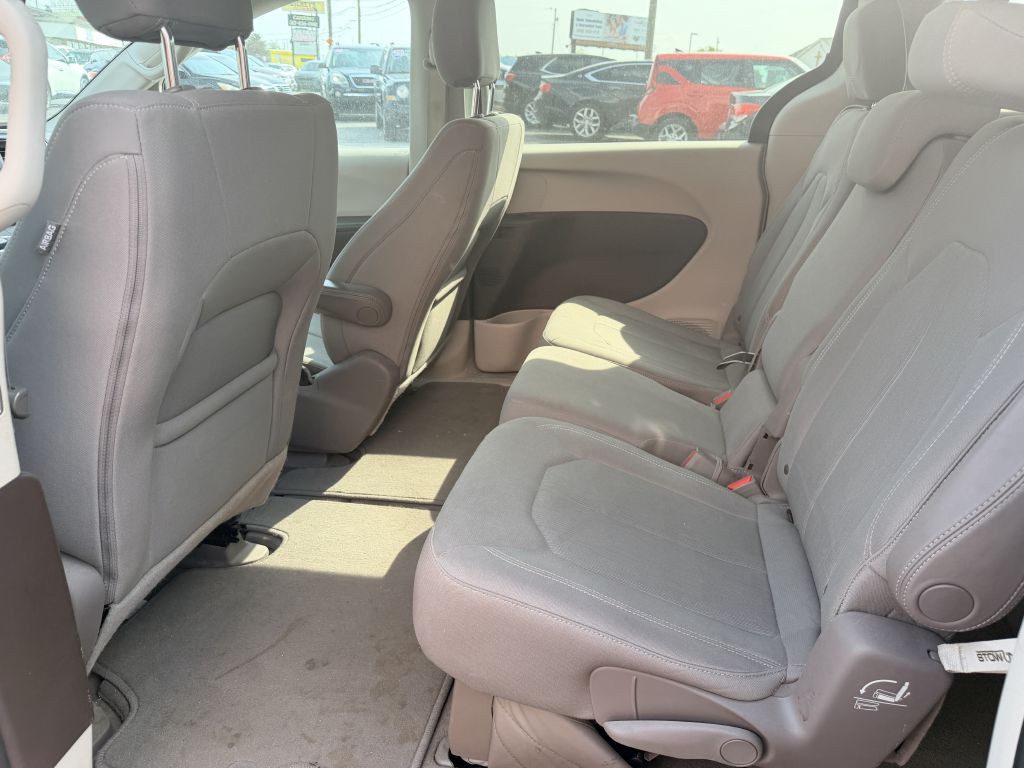 2017 Chrysler Pacifica Image 7