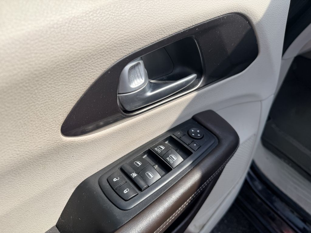 2017 Chrysler Pacifica Image 12