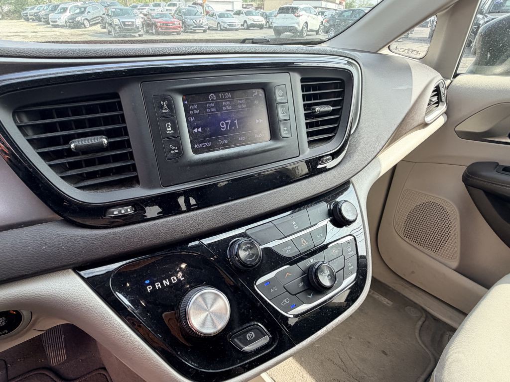2017 Chrysler Pacifica Image 15