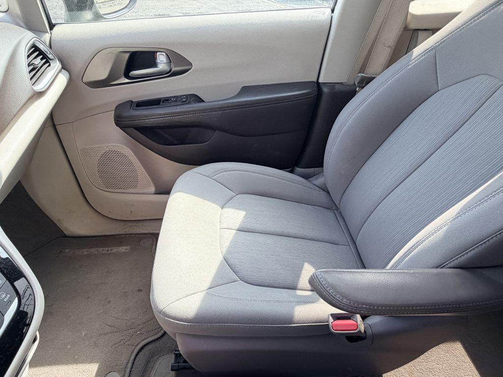 2017 Chrysler Pacifica Image 16