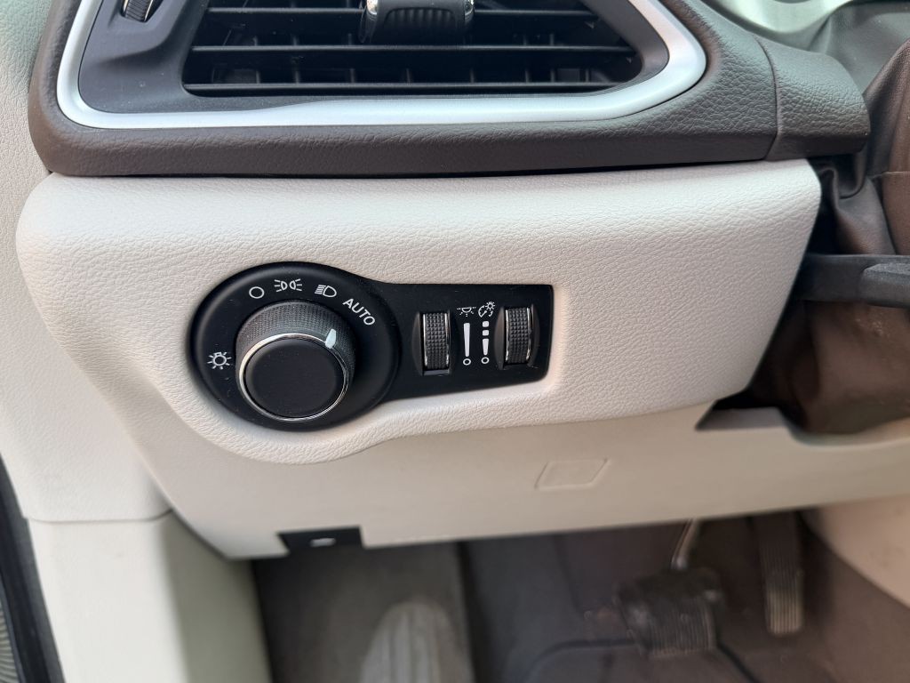 2017 Chrysler Pacifica Image 17