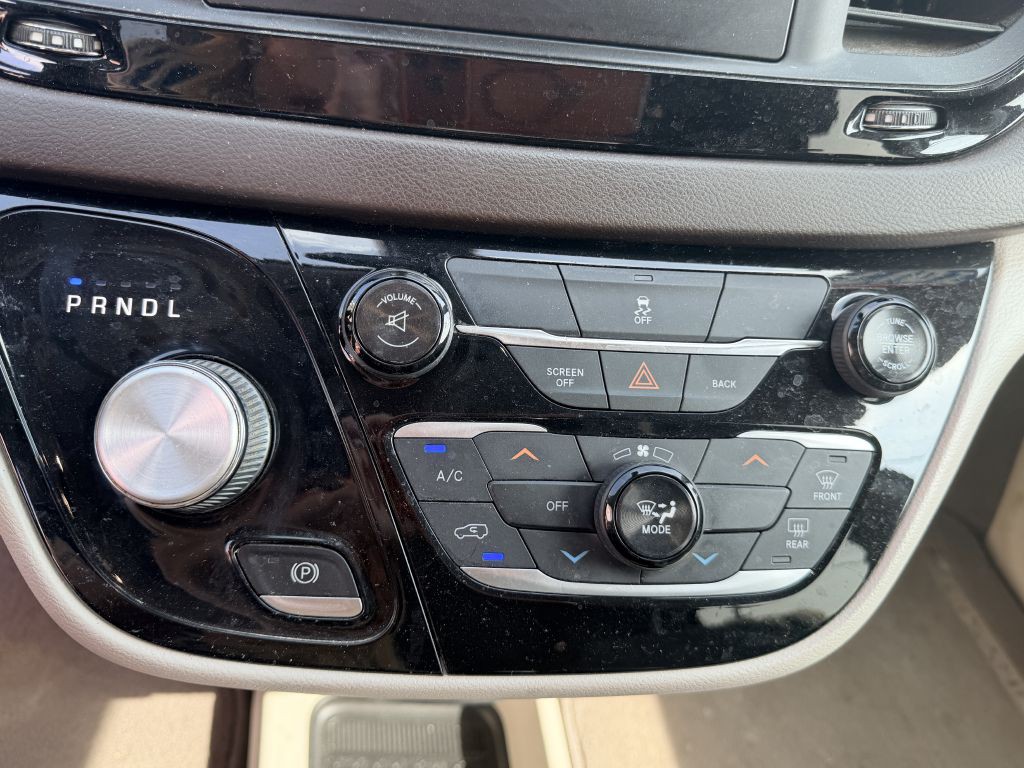 2017 Chrysler Pacifica Image 22
