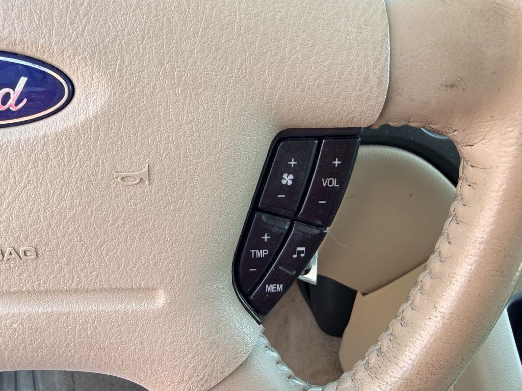 2004 Ford Expedition Image 18