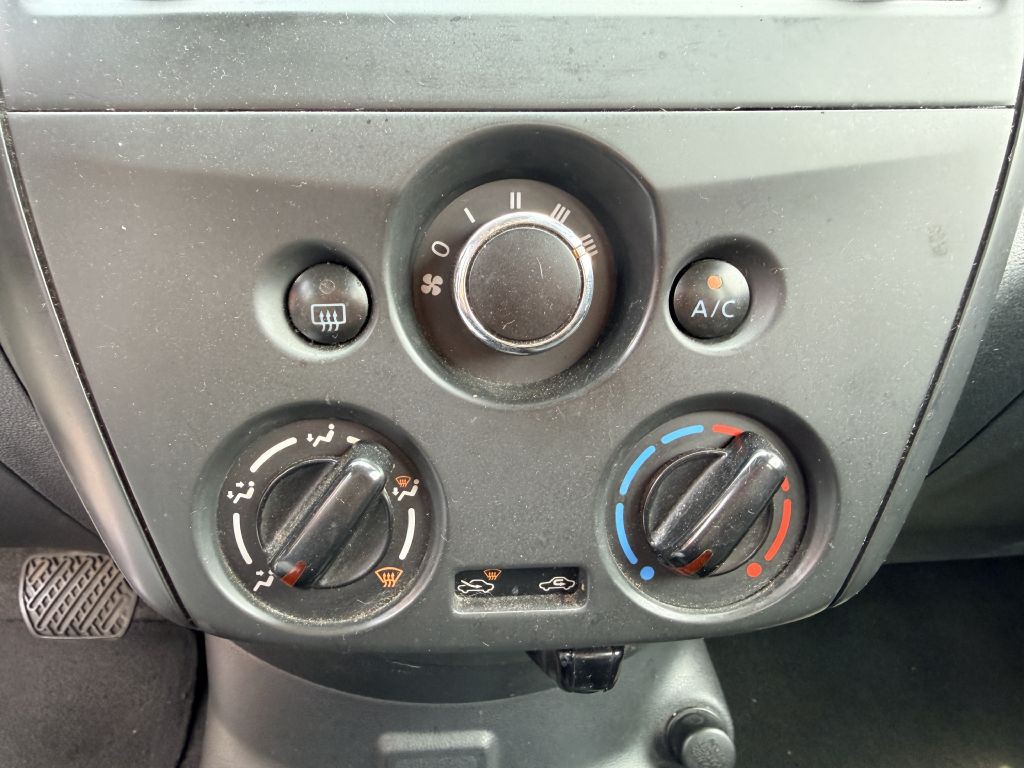 2017 Nissan Versa Image 16