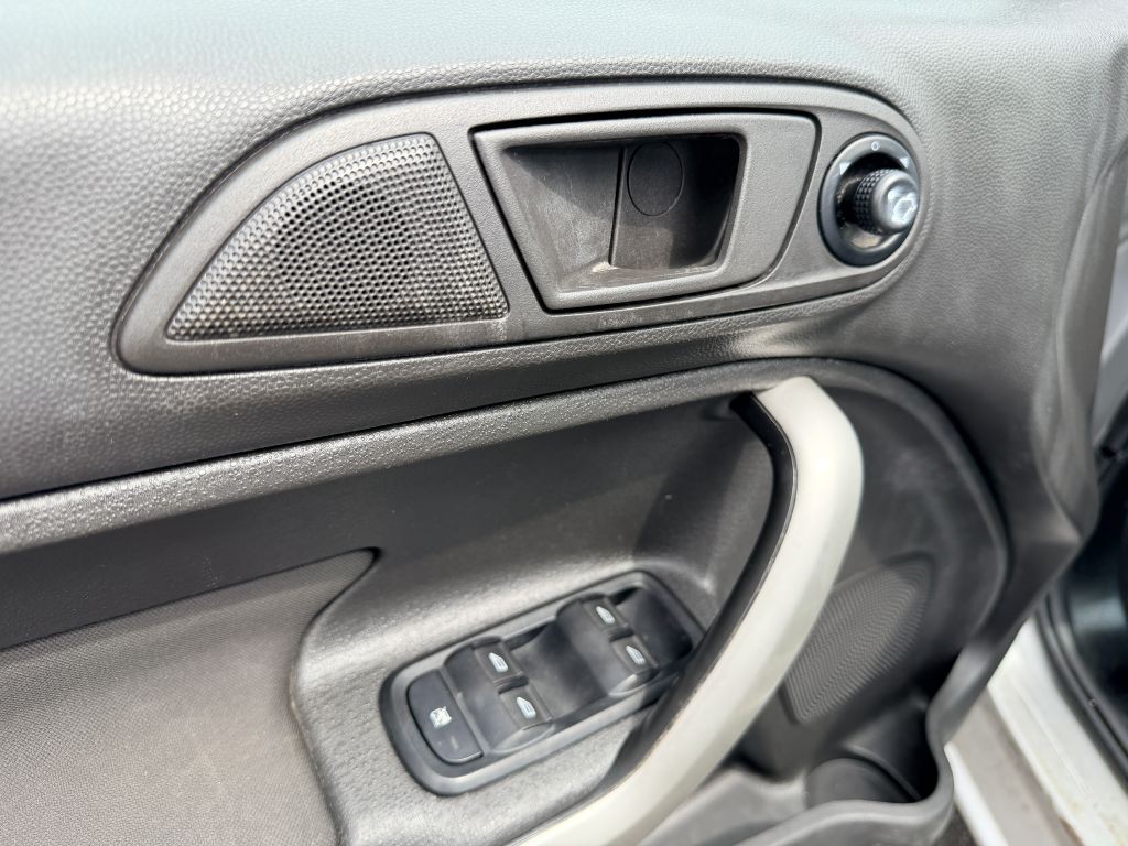 2011 Ford Fiesta Image 7