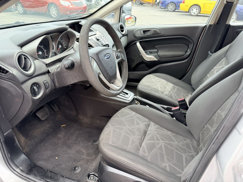 2011 Ford Fiesta Image 8