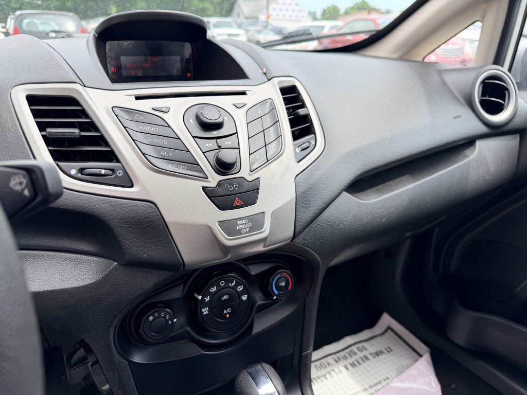 2011 Ford Fiesta Image 10