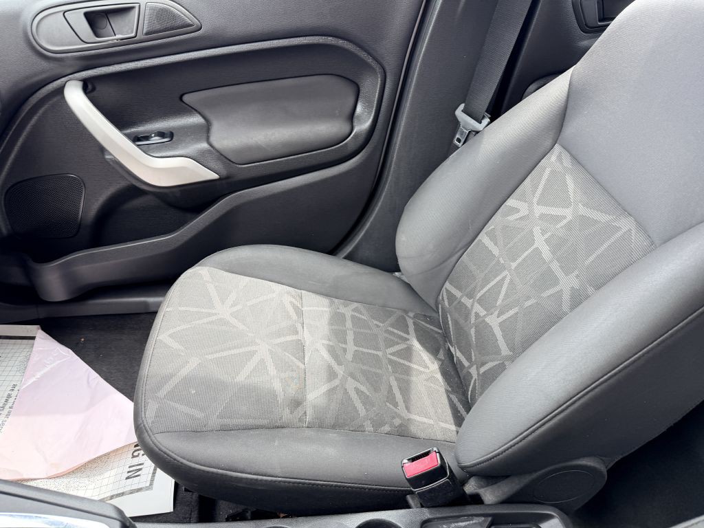 2011 Ford Fiesta Image 11