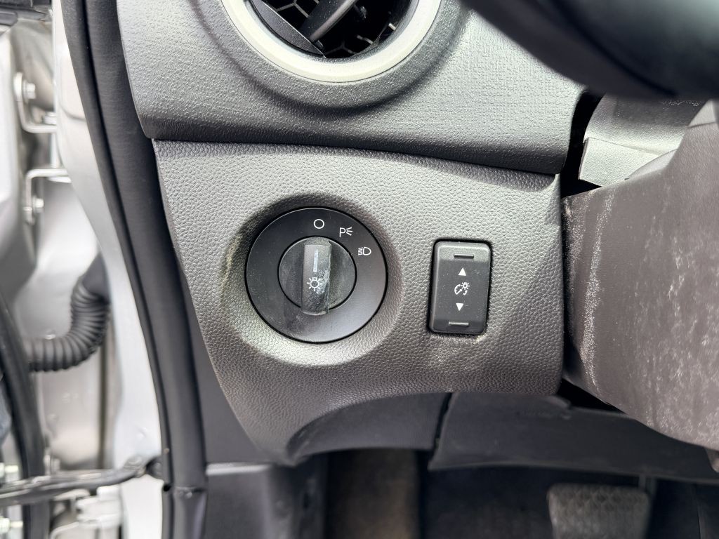 2011 Ford Fiesta Image 12