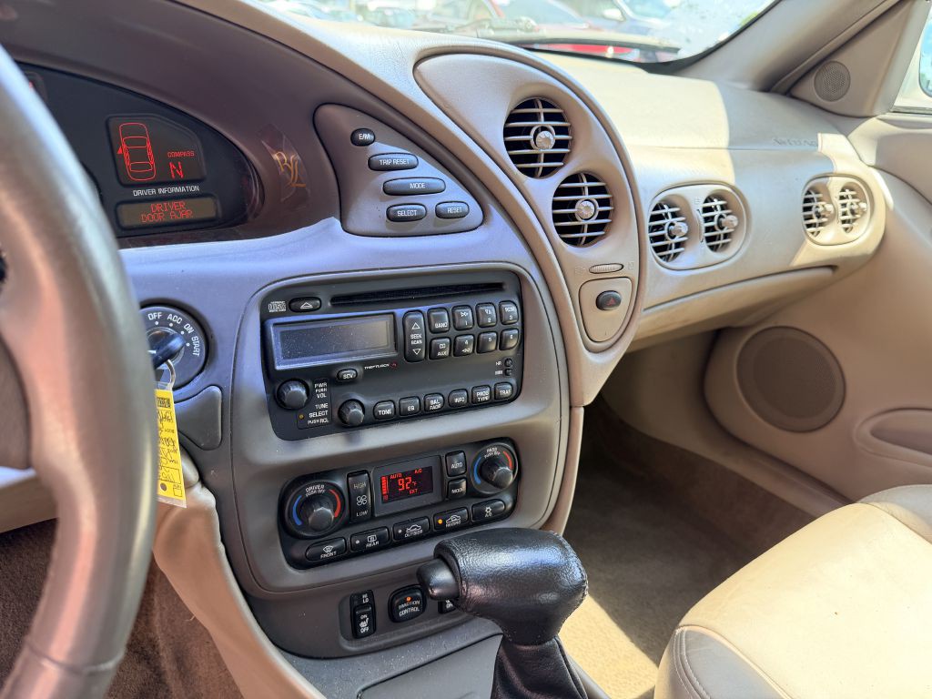 2005 Pontiac Bonneville Image 11