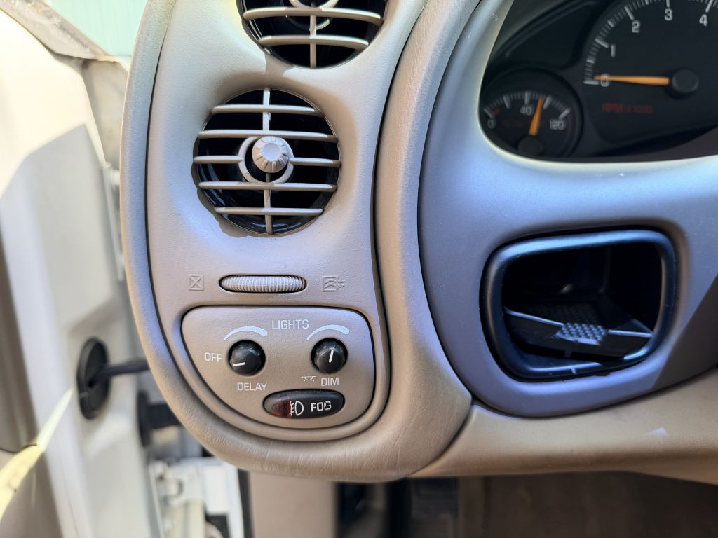 2005 Pontiac Bonneville Image 13
