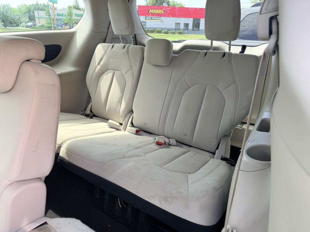 2017 Chrysler Pacifica Image 6