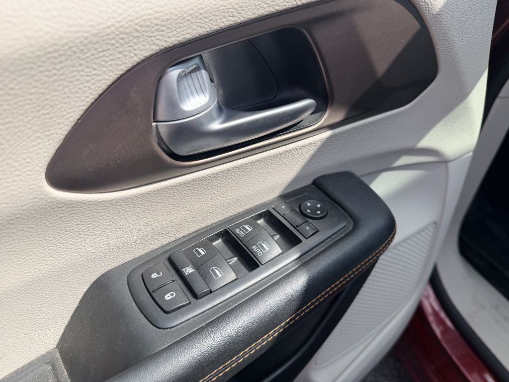 2017 Chrysler Pacifica Image 9