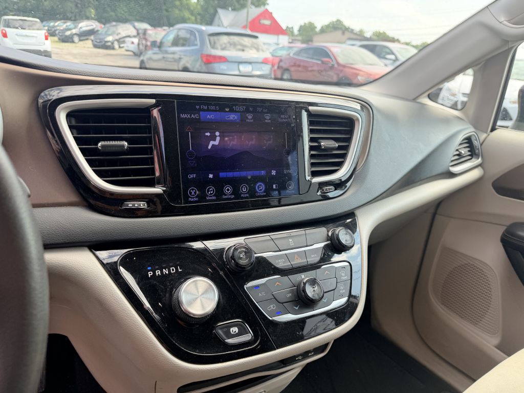2017 Chrysler Pacifica Image 12