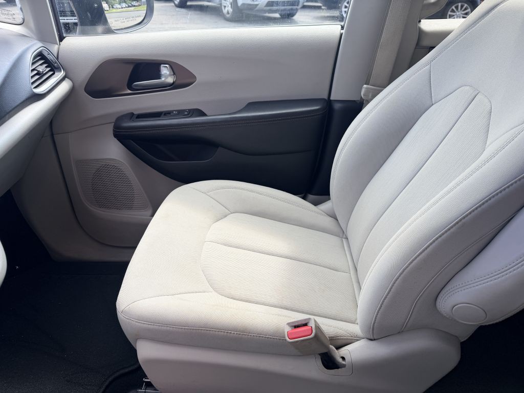 2017 Chrysler Pacifica Image 13