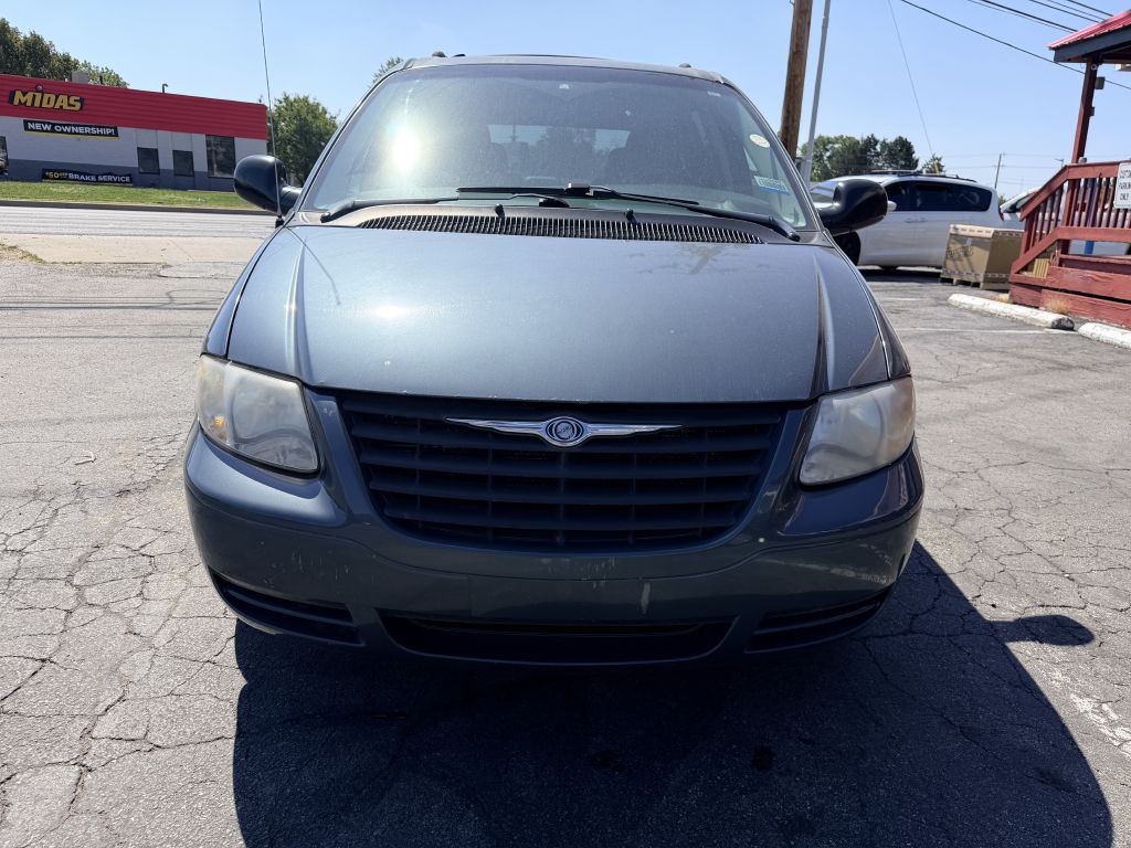 2006 Chrysler Town & Country Image 2