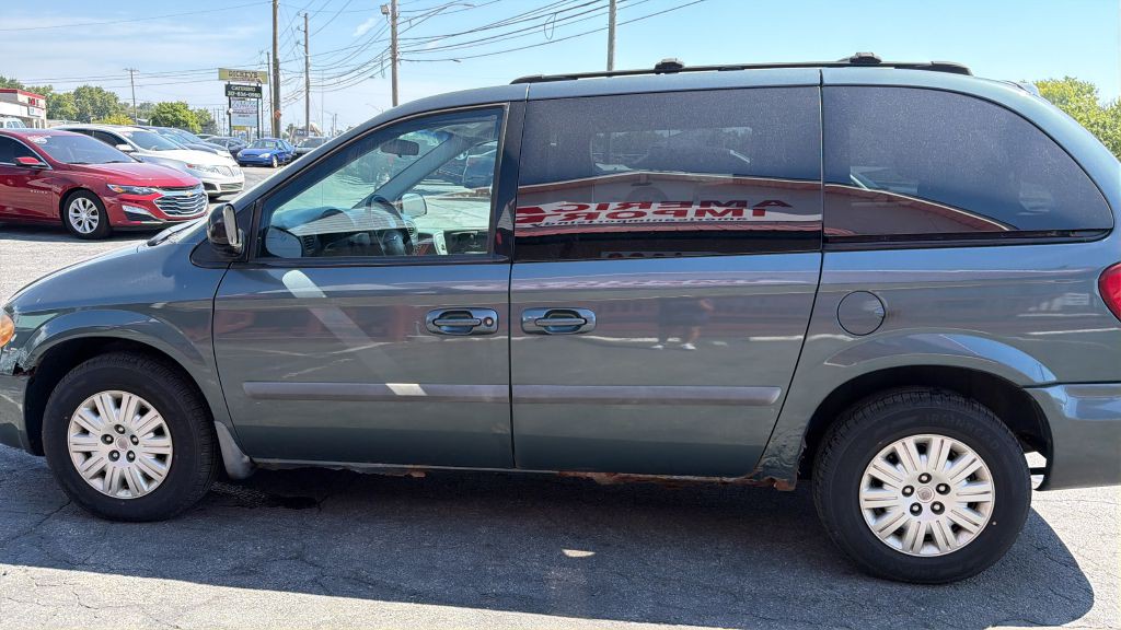 2006 Chrysler Town & Country Image 3