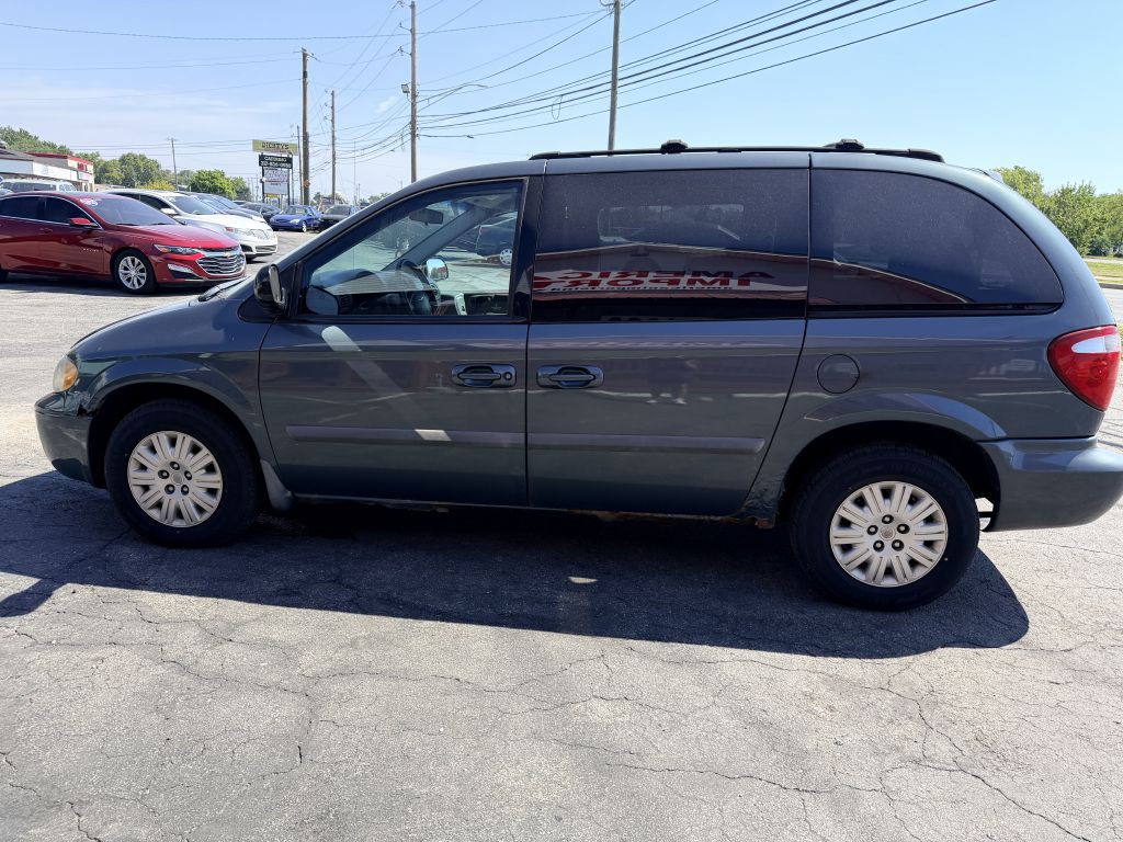 2006 Chrysler Town & Country Image 4